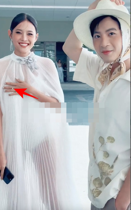 Trương Mỹ Nhân đeo nhẫn kim cương được cầu hôn, xuất hiện rạng rỡ cùng Phí Ngọc Hưng (Nguồn: Tiktok Chum Chum)  