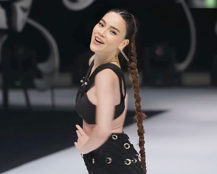  4 năm trở lại sàn diễn, Hồ Ngọc Hà catwalk 'sương sương' mà giật trọn hào quang sân khấu Ảnh 2
