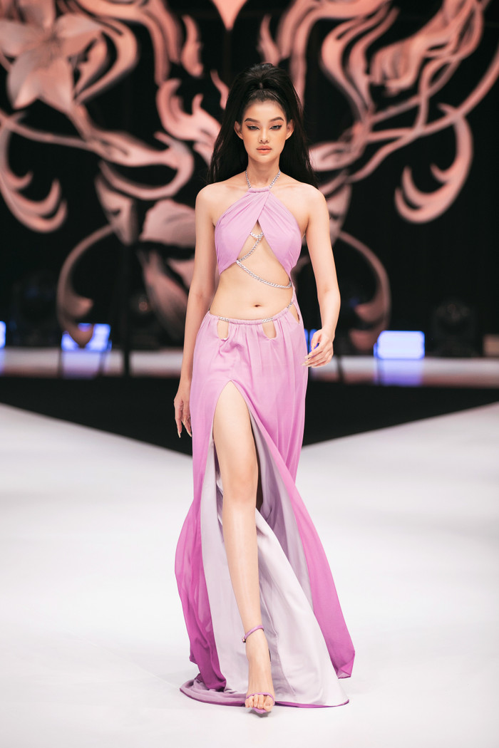 Cùng trình diễn với Hà Hồ còn có dàn mỹ nhân đình đám Vbiz như Minh Triệu, Minh Tú...