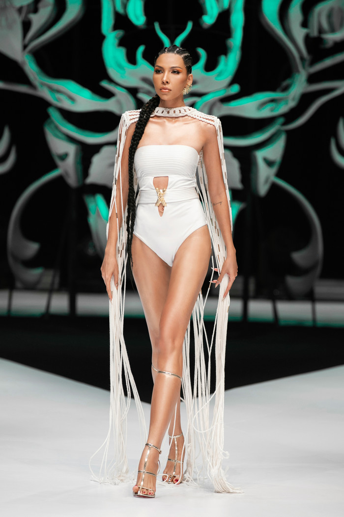 4 năm trở lại sàn diễn, Hồ Ngọc Hà catwalk 'sương sương' mà giật trọn hào quang sân khấu Ảnh 4