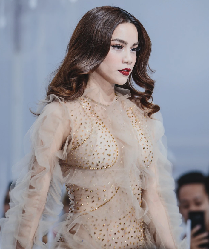  4 năm trở lại sàn diễn, Hồ Ngọc Hà catwalk 'sương sương' mà giật trọn hào quang sân khấu Ảnh 8