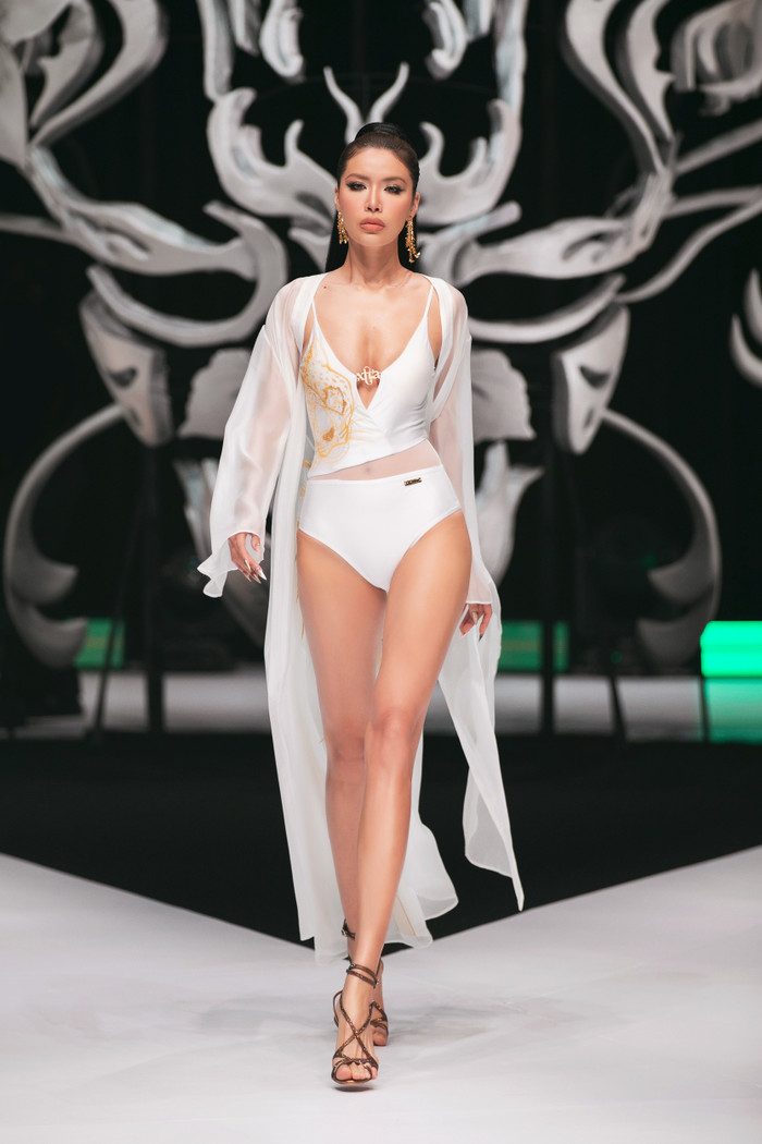 4 năm trở lại sàn diễn, Hồ Ngọc Hà catwalk 'sương sương' mà giật trọn hào quang sân khấu Ảnh 5