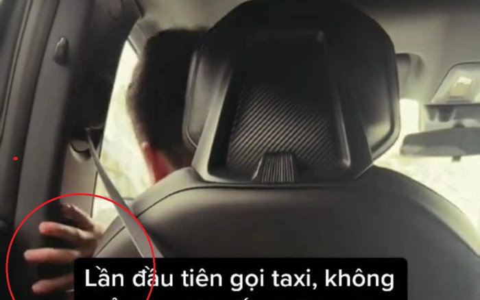 Cô gái vừa lên taxi liền hoảng sợ khi tài xế cứ đưa tay ra sau sờ soạng, sự thật khiến dân tình cười lăn Ảnh 2
