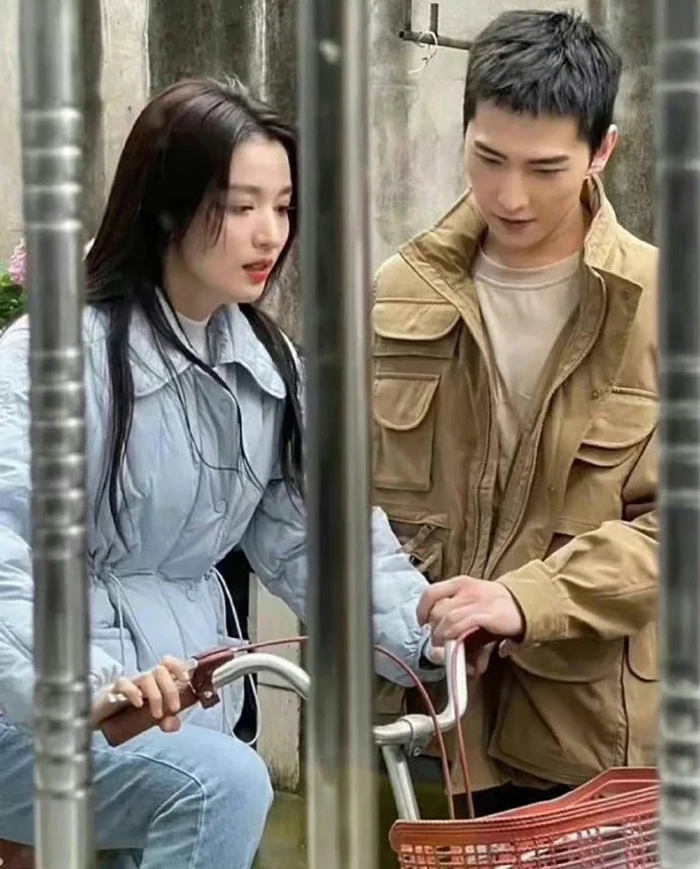  Dương Dương lộ ảnh cưới với Địch Lệ Nhiệt Ba sau 2 năm giấu kín, đập tan tin hẹn hò tiểu Lưu Diệc Phi Ảnh 2