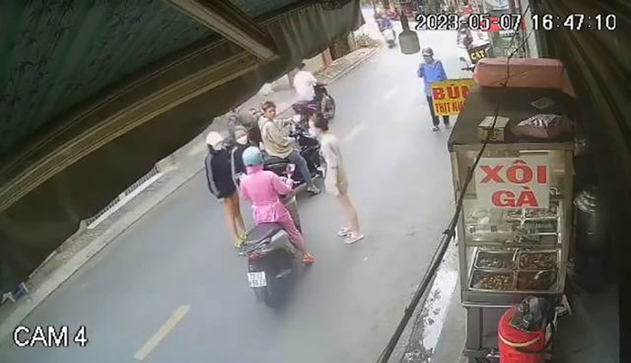 Đang đi trên đường, cô gái trẻ bị nhóm người vu khống 'giật chồng' rồi làm ra cảnh tượng gây sốc Ảnh 1