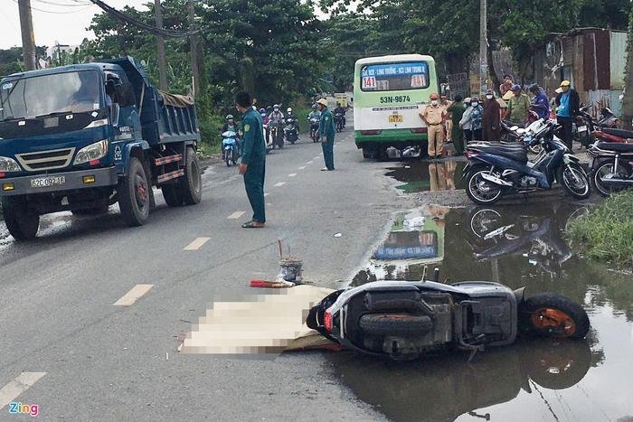 Chở mẹ sau xe rồi không may gặp nạn, con gái 'chết lặng' trước thi thể nguội ngắt của đấng sinh thành Ảnh 1