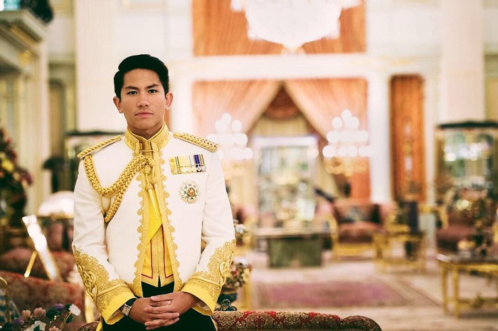  Soi cận đôi giày 398 tỷ đồng, đính 236 viên kim cương: Là quà cưới của hoàng tử Brunei? Ảnh 1