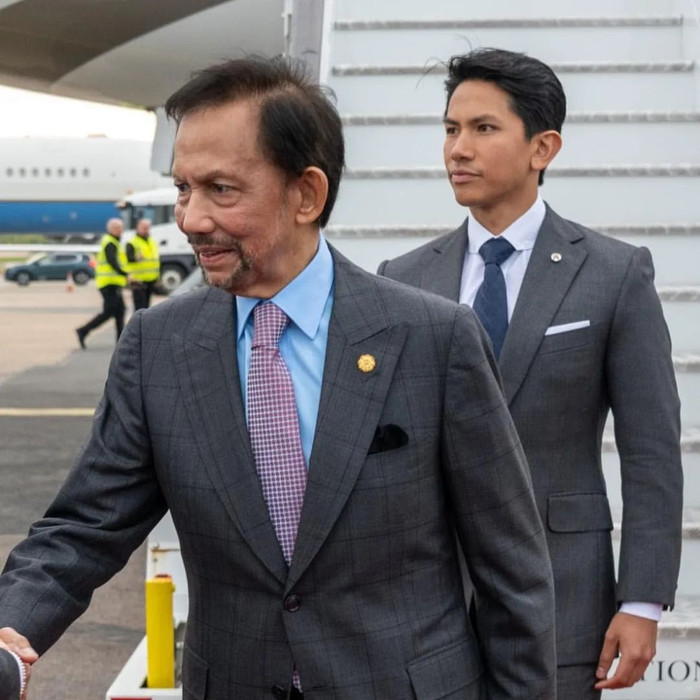  Soi cận đôi giày 398 tỷ đồng, đính 236 viên kim cương: Là quà cưới của hoàng tử Brunei? Ảnh 2