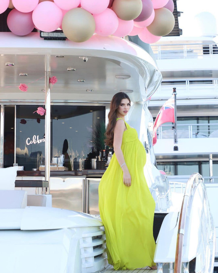 Nadia Ferreira đón tuổi mới trên du thuyền hạng sang.