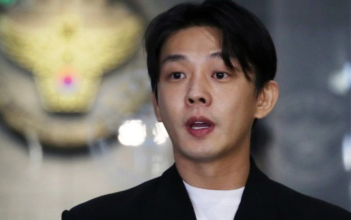 Bị cánh ký giả vây kín, nam diễn viên 'quay xe' khi vừa đến đồn cảnh sát theo lệnh triệu tập Ảnh 2