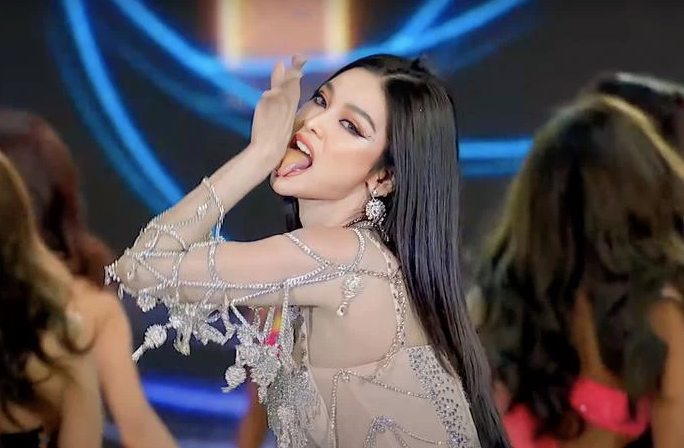 Engfa Waraha từng gây tranh cãi khi có màn lè lưỡi liếm tay vô cùng phản cảm tại Chung kết Miss Grand Thailand 2023&nbsp;