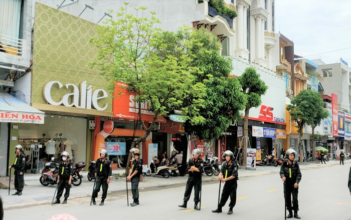 Nhiều cảnh sát chốt chặn trước nhà trùm giang hồ Tuấn 'thần đèn' khét tiếng xứ Thanh Ảnh 2