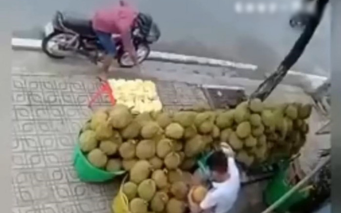 Ông chủ chết trân tại chỗ khi khách lạ mặt ghé vào sạp sầu riêng, xem lại camera vẫn chưa hết ngỡ ngàng Ảnh 2