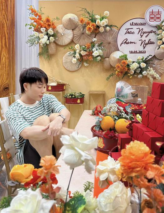 Nam ca sĩ chia sẻ hình ảnh kèm theo lời than vãn liên quan đến chuyện cưới xin.