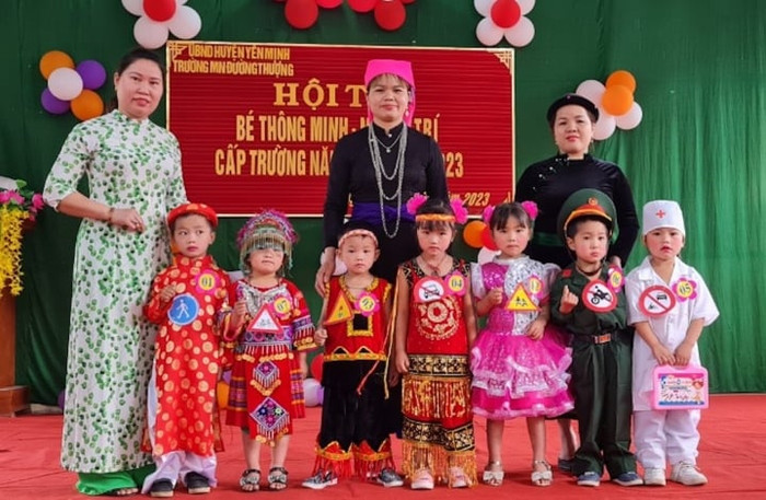 Cô giáo Mai Thị Yến - vợ thầy giáo Nam (ngoài cùng bên phải) tử nạn trên đường tới trường.