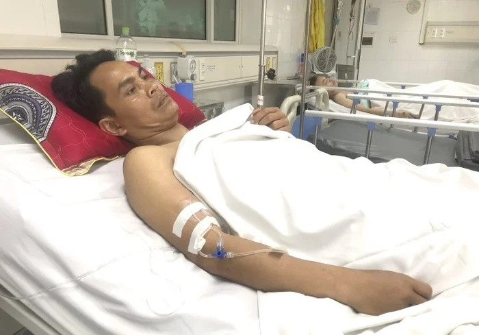 Thầy giáo Nguyễn Đại Đình Nam đang nằm điều trị tại Bệnh viện Việt Đức.