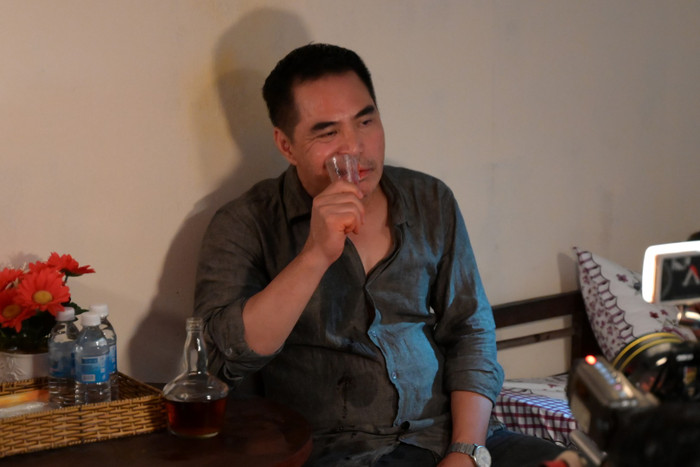 Hậu trưởng cảnh cắn, nhai ly thủy tinh của Trung Dũng.