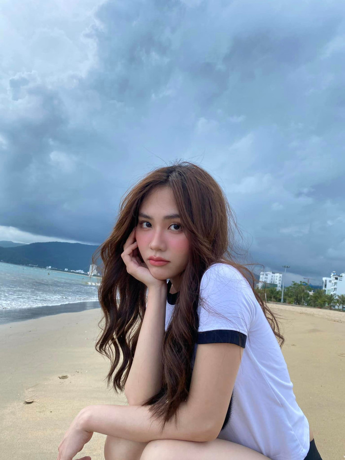  Hoa hậu Mai Phương diện đồ cắt xẻ khoe body 'hết nước chấm', netizen: 'Thế này ai bảo chị tăng cân' Ảnh 1
