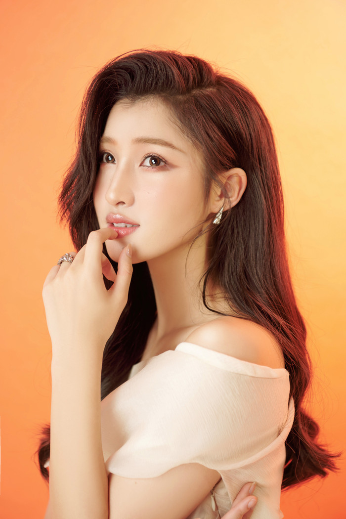 Trong bộ ảnh lần này, nàng hậu chọn cho mình layout đơn giản, nhẹ nhàng nhưng lại vô cùng sắc sảo. Lối make up tông màu nude cùng lớp nền mịn lì cùng kiểu đánh mắt khói làm tôn lên vẻ đẹp tự nhiên của Á hậu sinh năm 2002. 