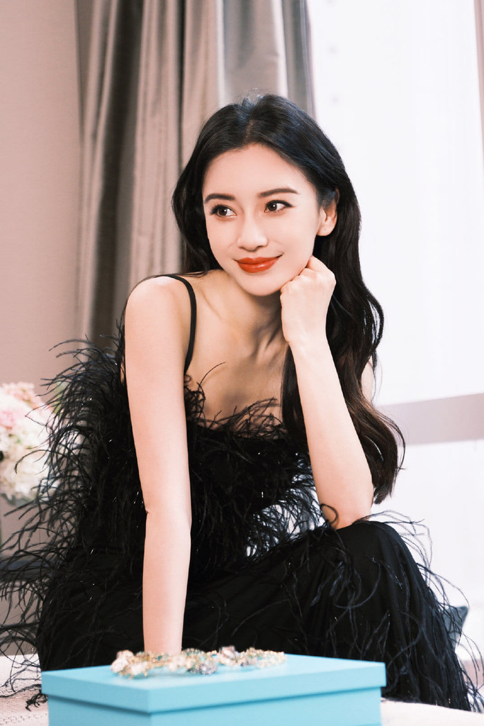  Angelababy: Chỉ ăn những món yêu thích, mặc váy phải chỉnh eo tới 12 cm Ảnh 6