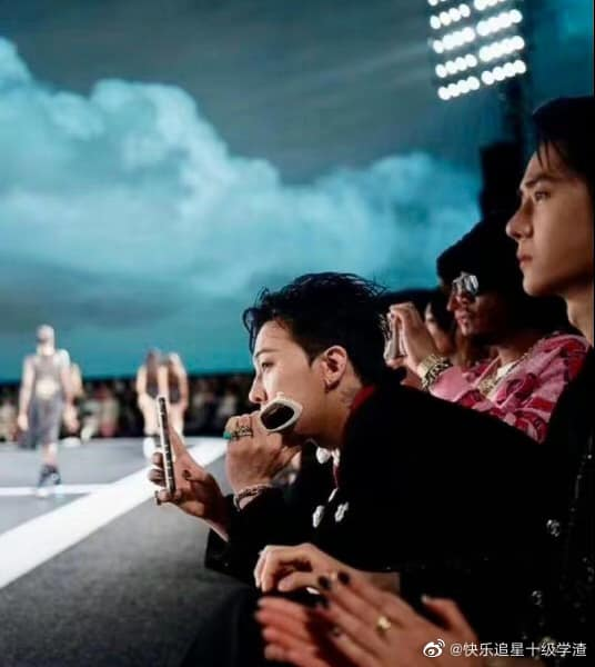  Thần thái bá đạo như tổng tài, Vương Nhất Bác được khen lấn lướt cả G-Dragon Ảnh 2