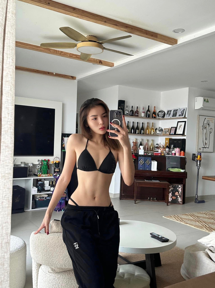 Cô chăm diện những thiết kế khoe dáng