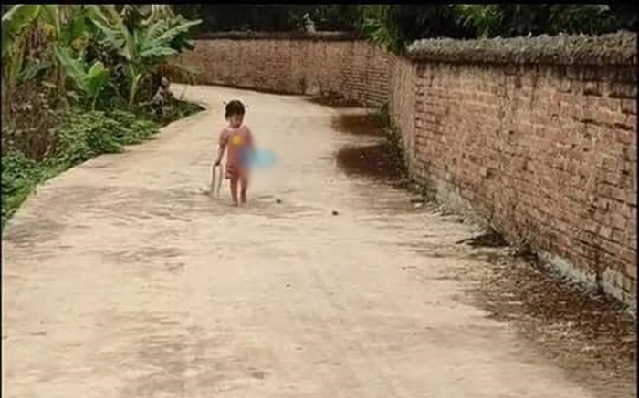 Đứng ở cổng đón con gái bé bỏng đi chơi về, người mẹ suýt ngất xỉu khi thấy thứ con cầm trên tay Ảnh 2