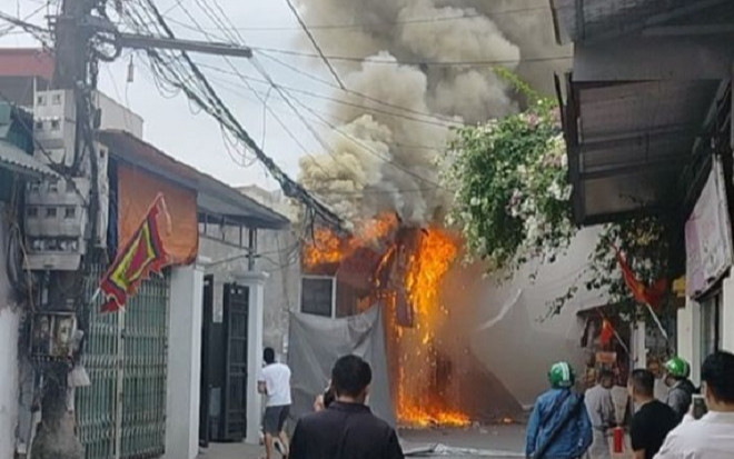 Lại cháy dãy ki-ốt ở Hà Nội: Ngọn lửa bốc lên dữ dội sau tiếng nổ lớn, người dân hoảng loạn bỏ chạy Ảnh 2