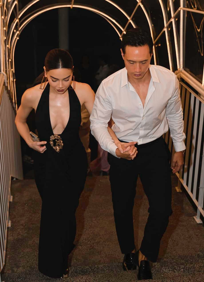 Phần hở áo làm lộ cả xương ngực của nữ ca sĩ vì thân hình quá gầy gò. Điều này cũng khiến người hâm mộ phải lo ngại về chế độ ăn uống khắt khe của người đẹp. 