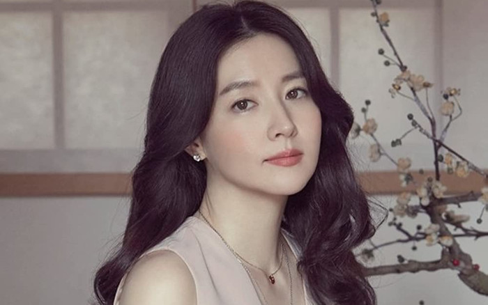 Nhan sắc 'thách thức thời gian' của 'Nàng Dae Jang Geum' - Lee Young Ae ở tuổi ngũ tuần Ảnh 2