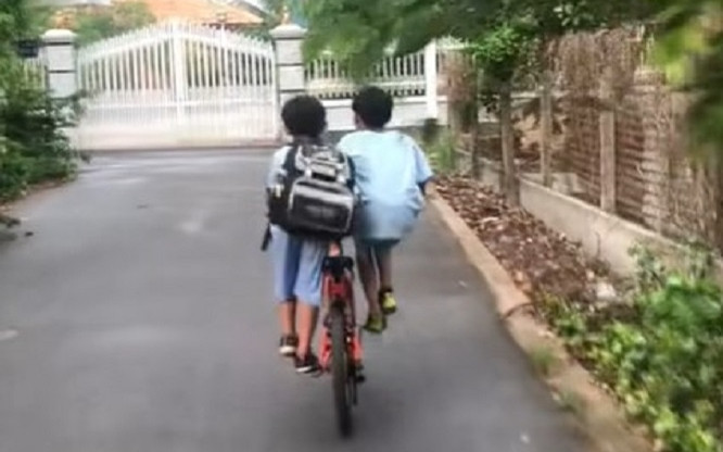 Xin về nhờ nhưng xe đạp chỉ có 1 yên, 2 cậu bé có cách xử lý khiến phụ huynh 'thót tim' lo lắng Ảnh 2