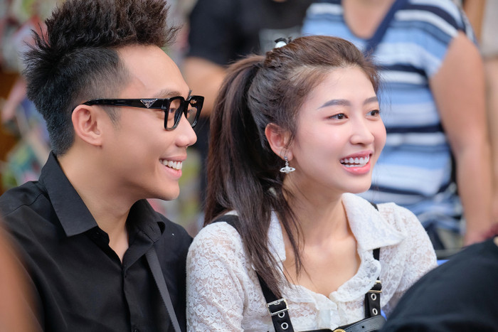 Cặp đôi lần đầu xuất hiện sau lễ ăn hỏi. 