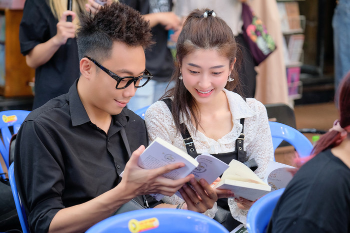 Cả hai cho biết đều là những người yêu thích sách. 