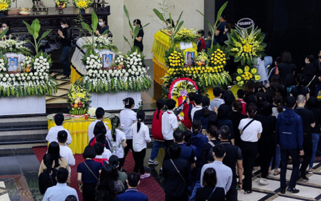 Đẫm nước mắt cảnh dòng người đến thắp nén hương, tiễn biệt 4 bà cháu tử vong trong vụ hỏa hoạn Ảnh 2