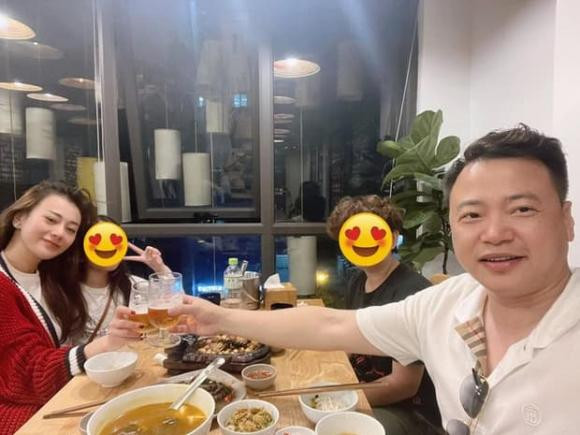 Bỏ qua mọi bình luận tiêu cực, Shark Bình và Phương Oanh vẫn tiếp tục duy trì mối quan hệ tình cảm. Nam CEO từng gây xôn xao cõi mạng chia sẻ khoảnh khắc đưa các con đi ăn cùng 'nửa kia'