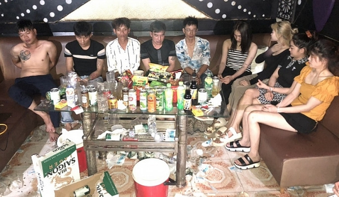  5 công nhân rủ nhau vào quán karaoke làm chuyện 'bậy bạ' lúc nửa đêm Ảnh 1