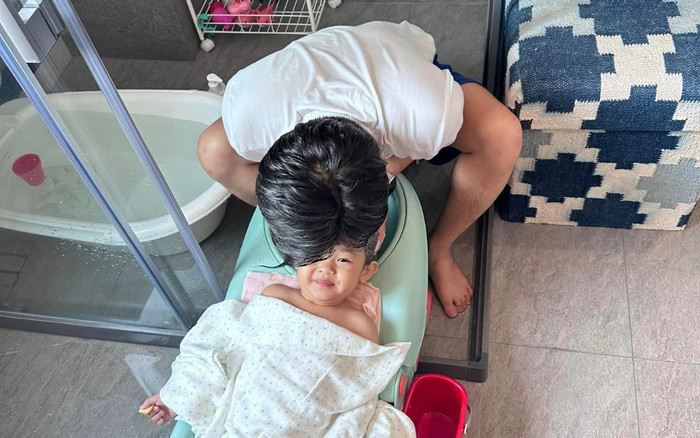 Đàm Thu Trang dỗi yêu ông xã liên tục 'lén lút' hôn trộm 'khách hàng nhí' này đây! Ảnh 2