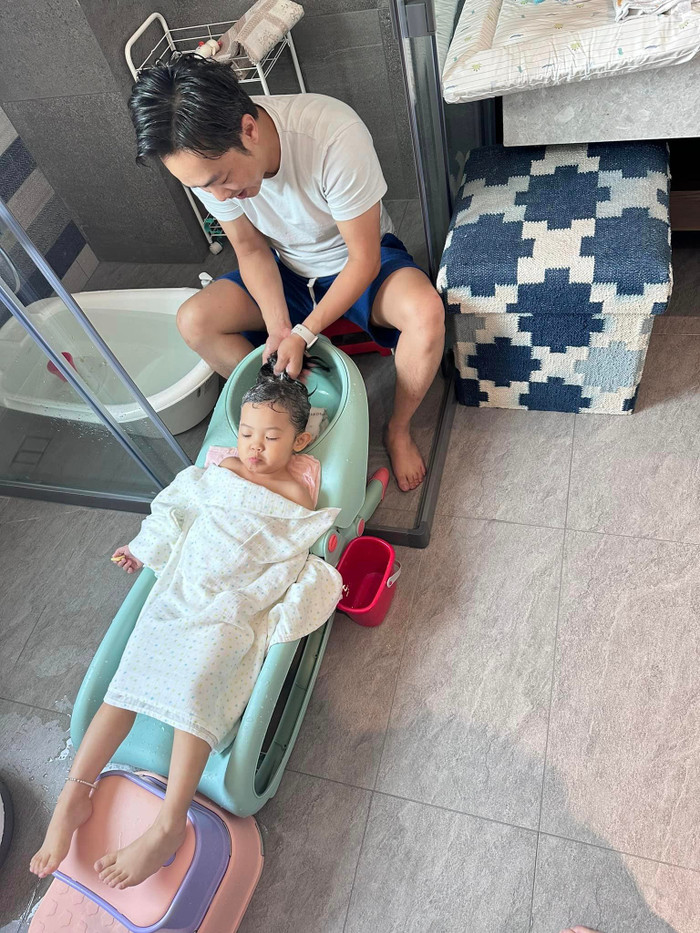  Đại gia phố núi nhẹ nhàng gội đầu cho nhóc tỳ, thi thoảng còn hôn trộm 'khách hàng nhí' này khiến bà xã Đàm Thu Trang dỗi yêu