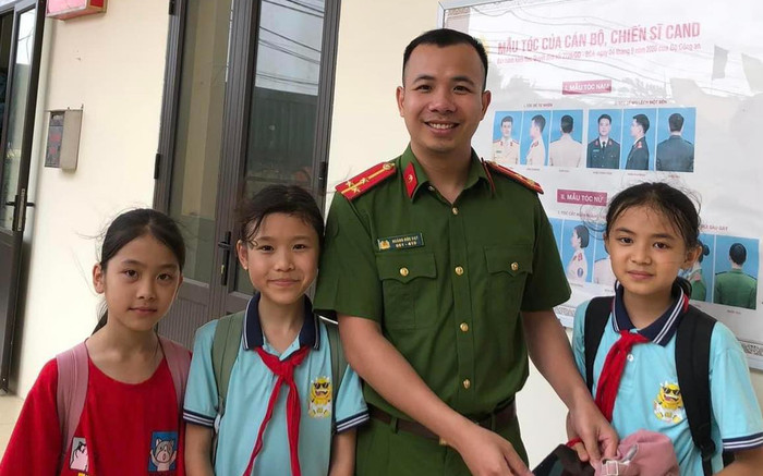 Đi học về, 3 học sinh lớp 5 nhặt được chiếc điện thoại và hành động bất ngờ sau đó Ảnh 2