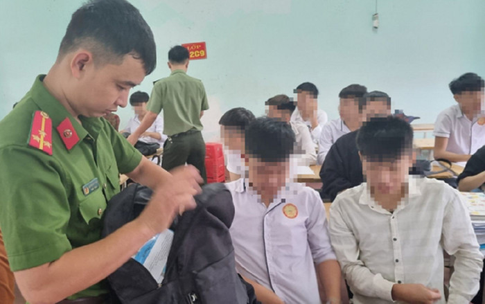 Bất ngờ kiểm tra hàng trăm học sinh, sốc nặng với những thứ được tìm thấy bên trong cặp sách Ảnh 2