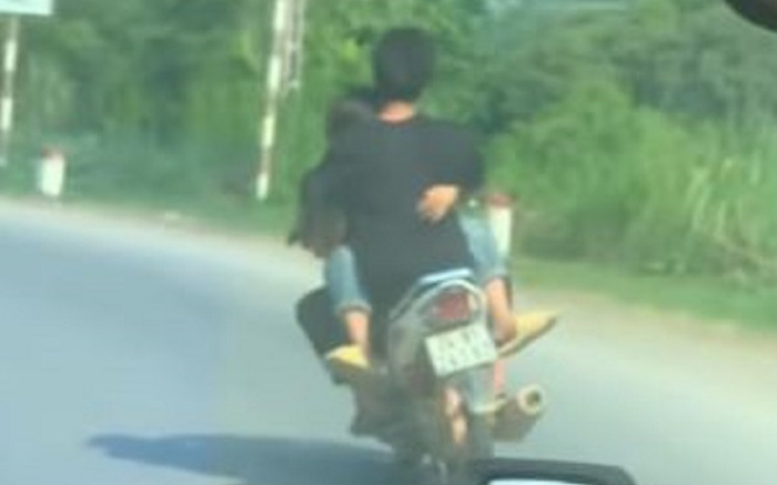 Đôi trẻ bị chỉ trích vì tư thế phản cảm trên xe máy, người quay clip còn bị chê thậm tệ hơn vì điều này Ảnh 2