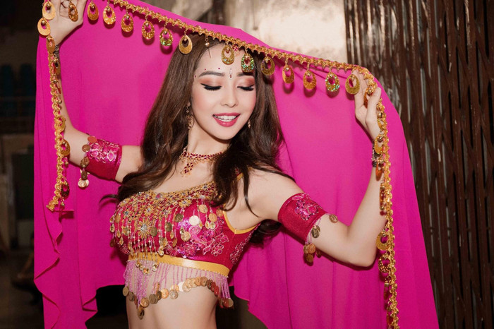 Jennifer Phạm xả kho loạt ảnh lộng lẫy và quý phái trong bộ trang phục đậm phong cách Ấn Độ với màu hồng nổi bật, ánh kim, kết hợp cùng những phụ kiện cầu kì. 