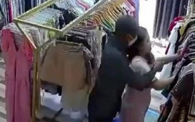 Đã bắt được đối tượng kề dao nữ chủ shop quần áo ở Khánh Hòa làm điều xằng bậy Ảnh 2