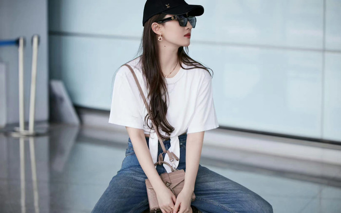 Choáng với giá outfit sân bay của Lưu Diệc Phi: 'Đúng là đẳng cấp đỉnh lưu!' Ảnh 2