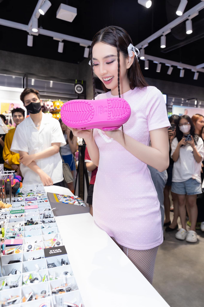 Với chất liệu thun cùng hoạ tiết chấm bi nhỏ, thiết kế này khiến nhiều người lầm tưởng Thuỳ Tiên đang diện trang phục mặc ở nhà ở để đi dự sự kiện. 