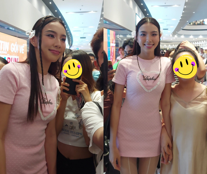 Khi Thuỳ Tiên chụp ảnh với người hâm mộ, do ánh sáng kém đã khiến trang phục của Cựu Hoa hậu Hoà bình Quốc tế bị tối màu và trông giống như một chiếc 'đầm ngủ' nhưng nhan sắc thì không hề bị lu mờ