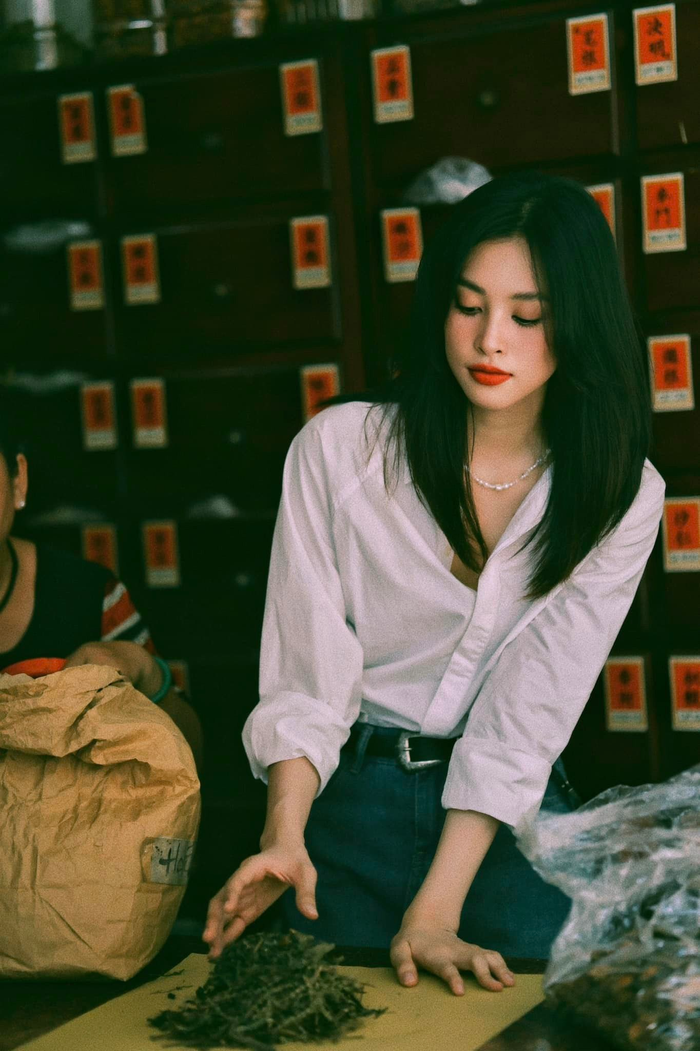 Không cần trang điểm quá 'ô dề', Tiểu Vy chỉ vẽ sơ lông mày, chuốt mascara và son môi cũng đủ để cho ra đời bộ ảnh xuất sắc đến thế này. 