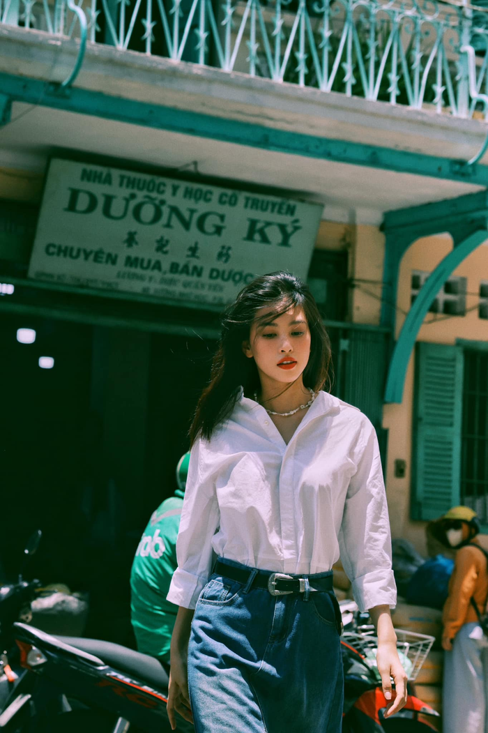 Thần thái đậm chất retro của Tiểu Vy xứng đáng nhất được điểm 10 tròn trĩnh. Thậm chí, nhiều fan sau khi chứng kiến bộ hình của nàng hậu lại muốn 'xách máy ảnh' lên và đi. 