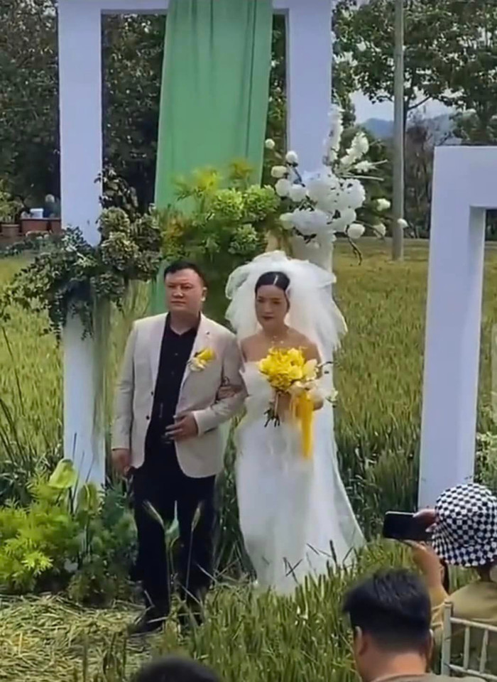  Đám cưới tổ chức ở ruộng lúa có một không hai, dân mạng nhìn xong chỉ thấy ngứa thay quan khách Ảnh 4