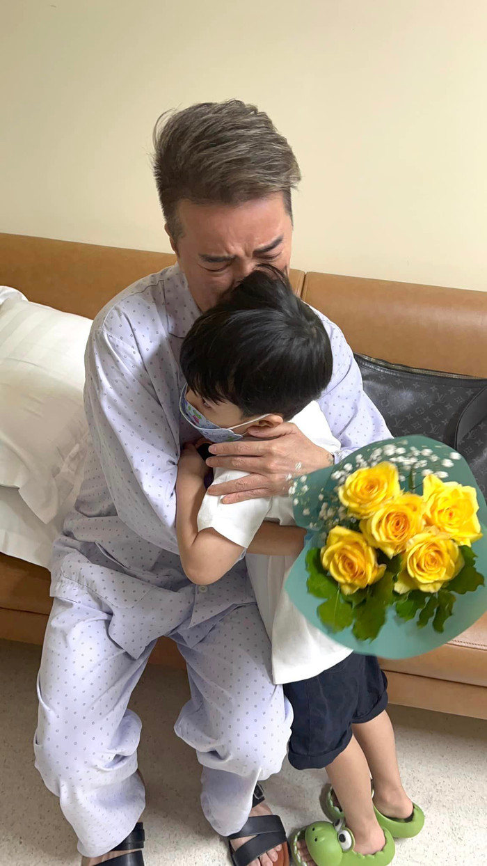 Sáng ngày 16/5, Polo Huỳnh đến bệnh viện để đón ba sau ca phẫu thuật&nbsp;